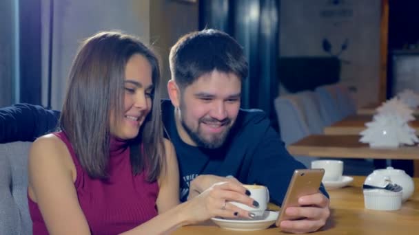 Couple Smart Phone la nuit en utilisant un smartphone . — Video