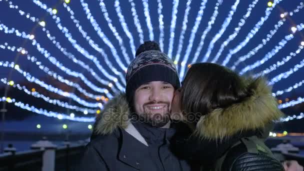 Feliz pareja romántica abrazándose en el día de San Valentín en una calle nocturna de la ciudad. Movimiento lento . — Vídeo de stock