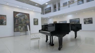 Piyano konser salonunda. Hiçbir insan. Steadycam atış.