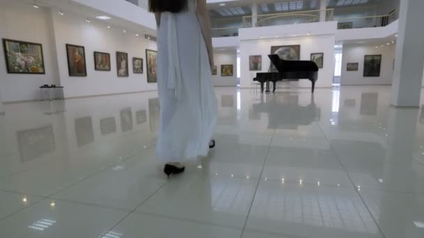 Pianiste musical marche au piano dans une salle de concert. Steadycam shot . — Video