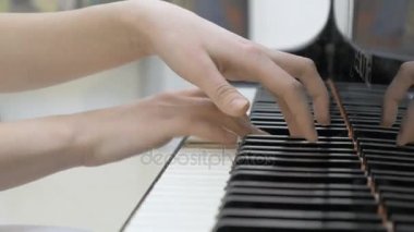 Müzik çalarken piyanist. Piyano Klavye yakın çekim.