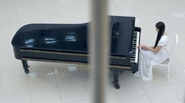 Piyano müziği piyanist oynuyor. Enstrüman piyano ayrıntıları 4k