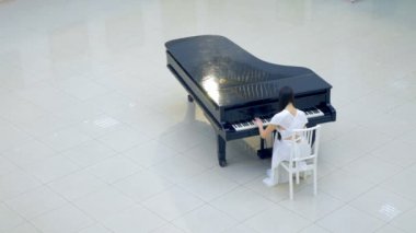 Piyano müziği piyanist oynuyor. Enstrüman piyano ayrıntıları 4k