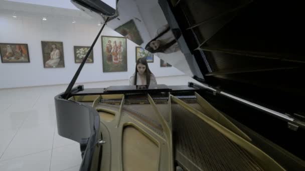 Pianista tocando el piano. Instrumento musical - piano de cola en una sala de conciertos . — Vídeos de Stock