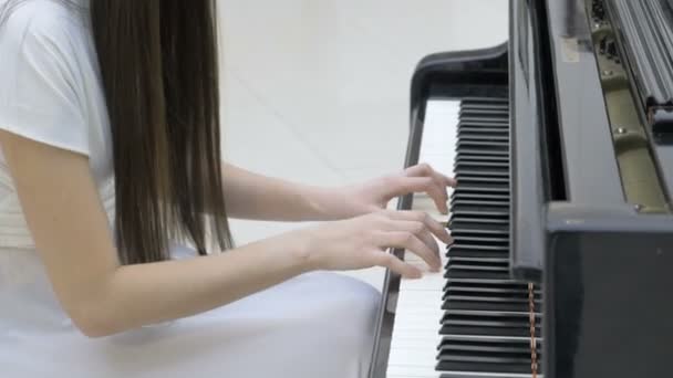 여성 음악가 손 그랜드 피아노 연주. — 비디오