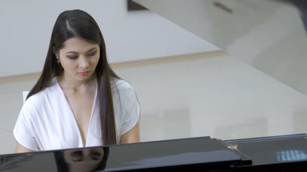 Pianista muzyki fortepianowej grając. Instrument muzyczny grand piano szczegóły 4k — Wideo stockowe