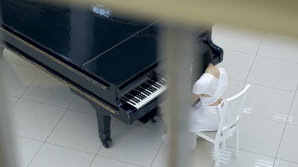 Mujer pianista elegante tocando el piano en la sala de ópera . — Vídeos de Stock