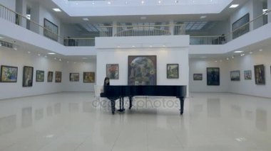Piyano müziği piyanist oynuyor. Enstrüman piyano ayrıntıları 4k