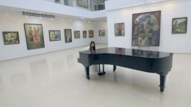 Piyano müziği piyanist oynuyor. Enstrüman piyano ayrıntıları 4k