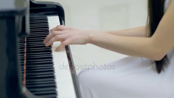 Bella pianista donna che suona il pianoforte in sala operistica . — Video Stock