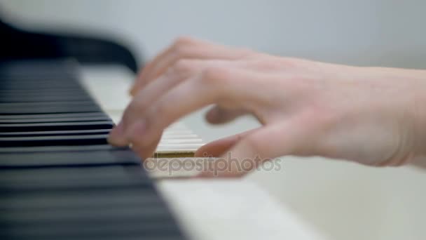 Z bliska. Kobieta muzyk ręce grać fortepian. — Wideo stockowe