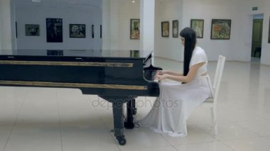 Piyano müziği piyanist oynuyor. Enstrüman piyano ayrıntıları 4k