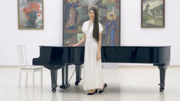 Retrato pianista profissional 4K perto do Grand Piano . — Vídeo de Stock