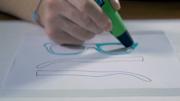 Disegno uomo con penna di stampa 3D, producendo veri e propri occhiali moderni . — Video Stock