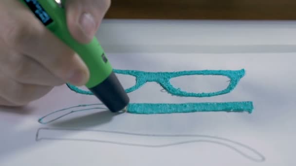 Afdrukken met Plastic draad gloeidraad. 3D pen in werk. — Stockvideo