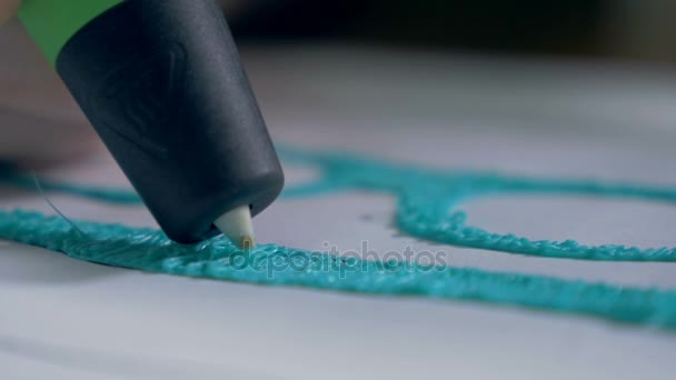 Закрывай. Рисует руками с помощью ручки 3D-печати, создавая настоящие современные очки . — стоковое видео