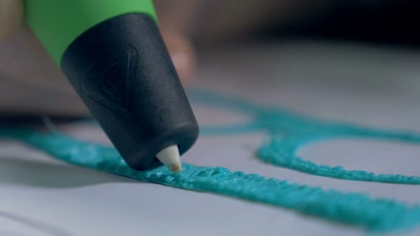 Close-up. Handen tekenen met 3D-printing pen, produceren echt moderne glazen. — Stockvideo