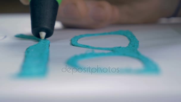 Extremamente perto. Desenho de mãos com caneta de impressão 3D, produzindo óculos modernos reais . — Vídeo de Stock