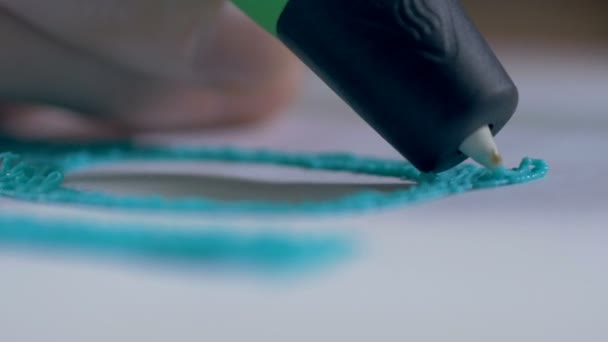 Utskrift med plasttråd glödtråd. 3D-penna i arbete. — Stockvideo
