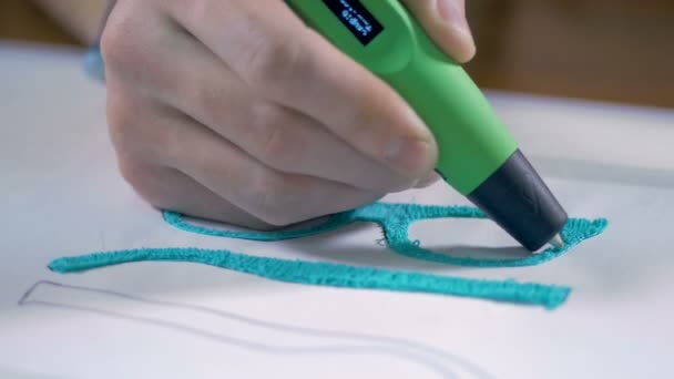 Timelapse. Hands drawing with 3D printing pen, producing real modern glasses. — Stock Video