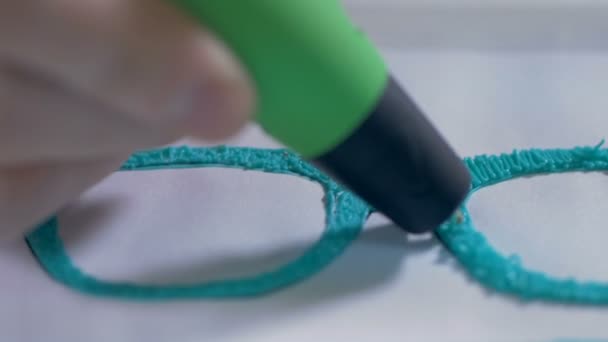 Tecnologia di produzione innovativa. Penna 3D che fa veri occhiali con plastica . — Video Stock