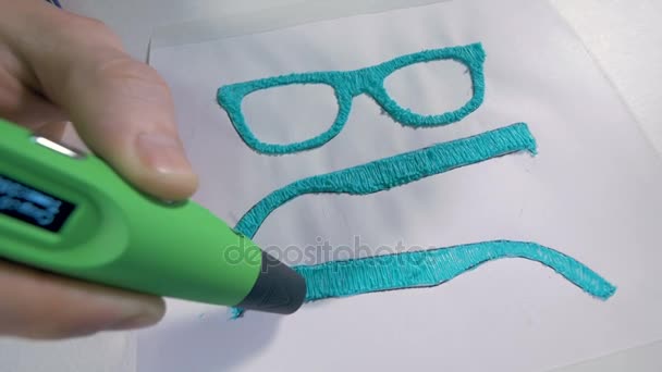 Tecnología moderna. Dibujo con lápiz de impresión 3D, produciendo gafas modernas reales . — Vídeos de Stock