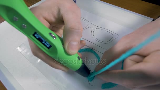 Hombre fabricando gafas hechas con pluma de impresión 3D . — Vídeos de Stock