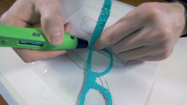 Homme assemblant des lunettes faites avec un stylo 3D. Technologie de production innovante . — Video