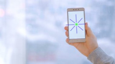 Adam el smartphone uygulama kullanarak smarthome seçeneklerini değiştirme. Akıllı ev kavramı.