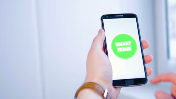 Man använda futuristiska grafisk pekskärm för att styra smarthome alternativ. — Stockvideo