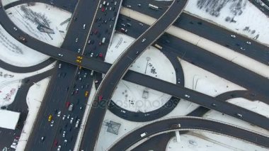 Otoyol kavşağı. Yukarıdan aşağıya büyük Üstgeçit üzerinde trafik havadan görünümü.