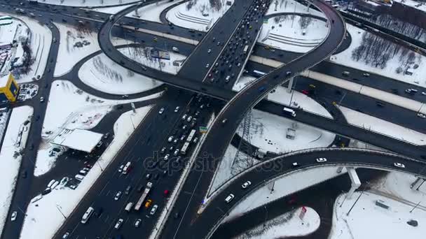 Échange autoroutier. Vue aérienne du haut vers le bas du trafic sur un énorme passage supérieur . — Video