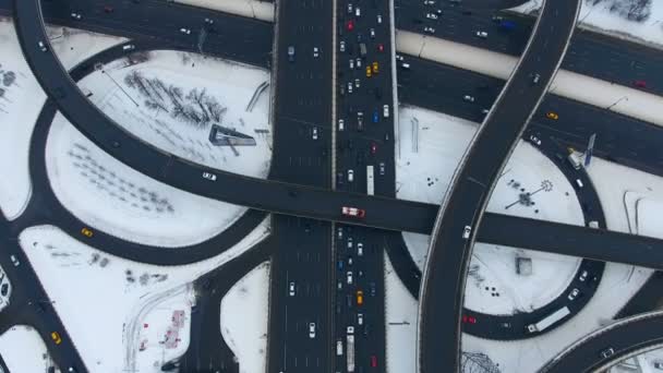 Şehir kesişme noktalarında yükseltilmiş karayolunda üstten görünüm trafik. Hava. — Stok video