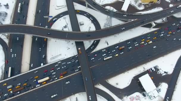 Vista aérea de arriba abajo del tráfico en el paso elevado enorme, intercambio de la autopista . — Vídeos de Stock