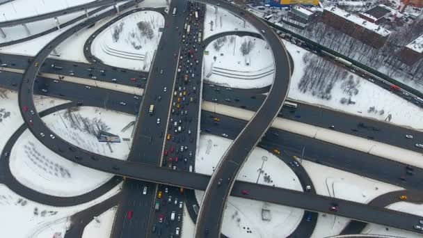 Widok na węzeł autostradowy. Samochody na wiadukt. 4 widok z lotu ptaka k.. — Wideo stockowe