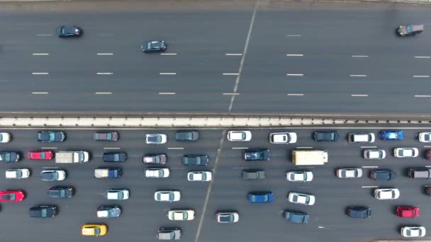 Top-down luchtfoto van verkeer op enorme snelweg. — Stockvideo