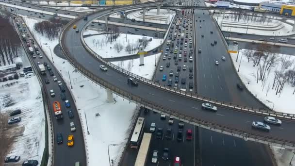 Freeway interchange. Top down aerial view of traffic on huge overpass. — Stock Video