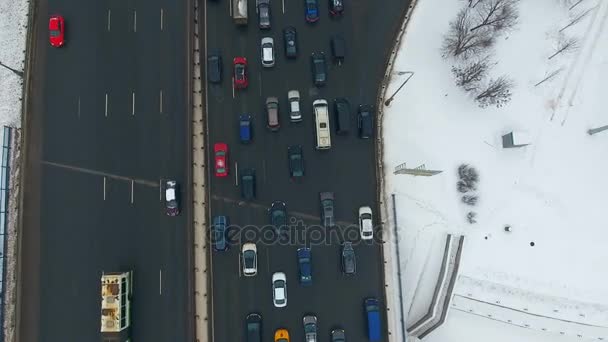 Freeway uitwisseling. Top-down luchtfoto van verkeer op enorme viaduct met camera beweging. — Stockvideo