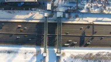 Bir otoyolda üstten görünüm trafik. Hava.