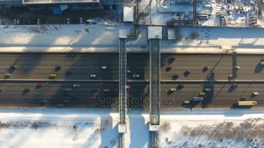 Bir otoyolda üstten görünüm trafik. Hava.