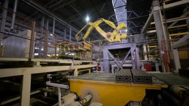 Endüstriyel Otomasyon. Robotik Kol yeni inşaat malzemeleri bandında montaj.