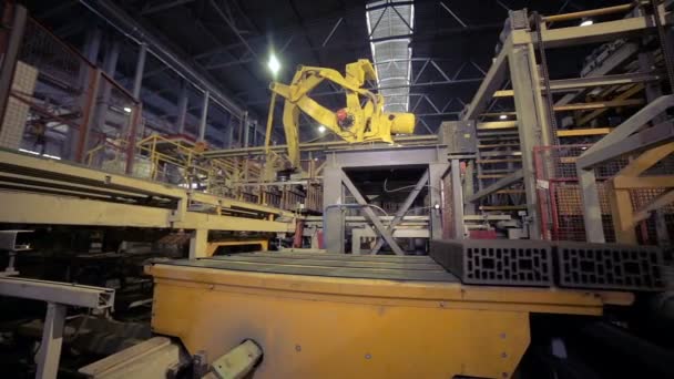 Industriële, geautomatiseerde machines. Robotic apparatuur werken. — Stockvideo