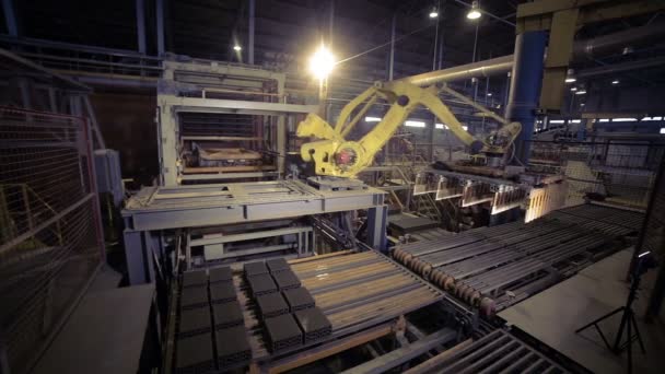 Industriële robotarm productie bakstenen. — Stockvideo