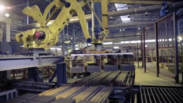 Industriële, geautomatiseerde machines. Robotic apparatuur werken. — Stockvideo