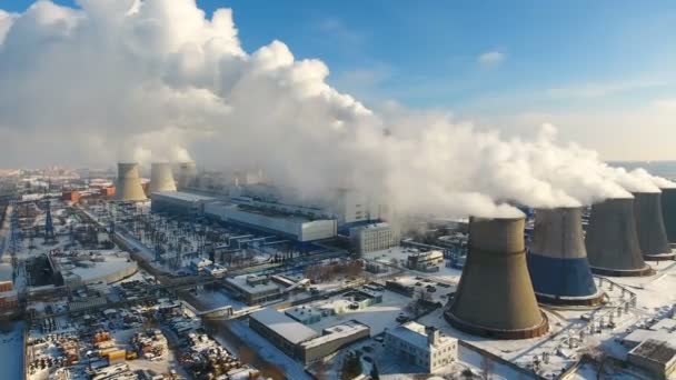 Aérien. Fumée et vapeur provenant de la centrale industrielle. Contamination, pollution, concept de réchauffement climatique . — Video