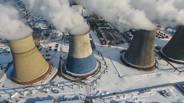 Fumée et vapeur des cheminées. Centrale électrique industrielle. Contamination, pollution, concept de réchauffement climatique . — Video