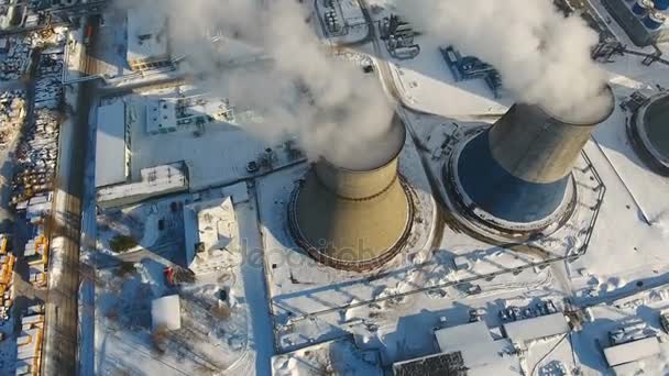 Fumée et vapeur provenant des cheminées d'une centrale thermique. Drone shot . — Video