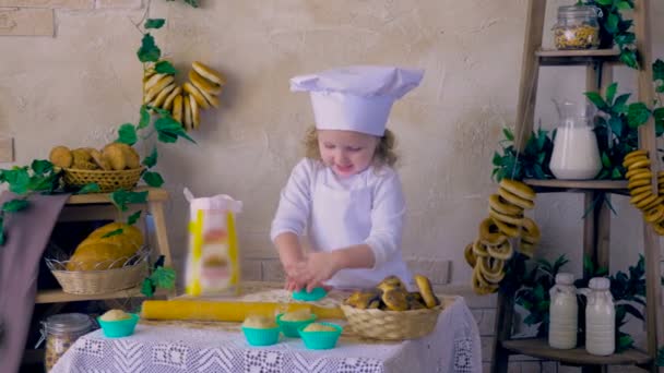 Liebliches Kind, Mädchen backt Kuchen in der Küche. — Stockvideo