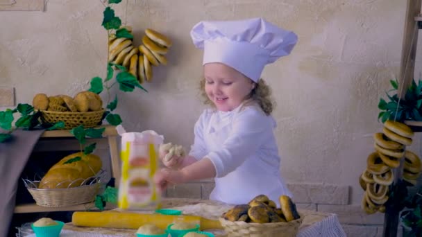 Charmant enfant souriant, fille faisant des gâteaux . — Video