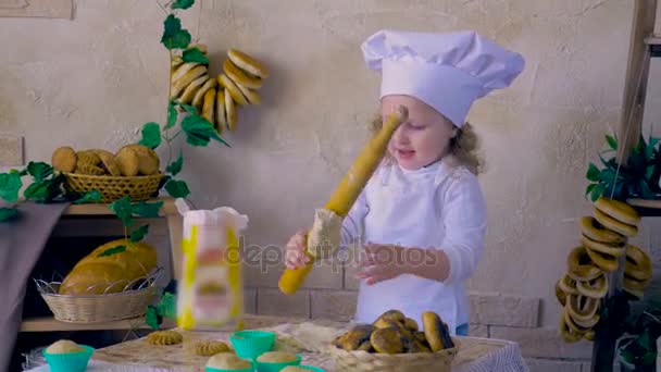 Niña cocinera divertirse jugando con la masa en la decoración de la cocina . — Vídeo de stock